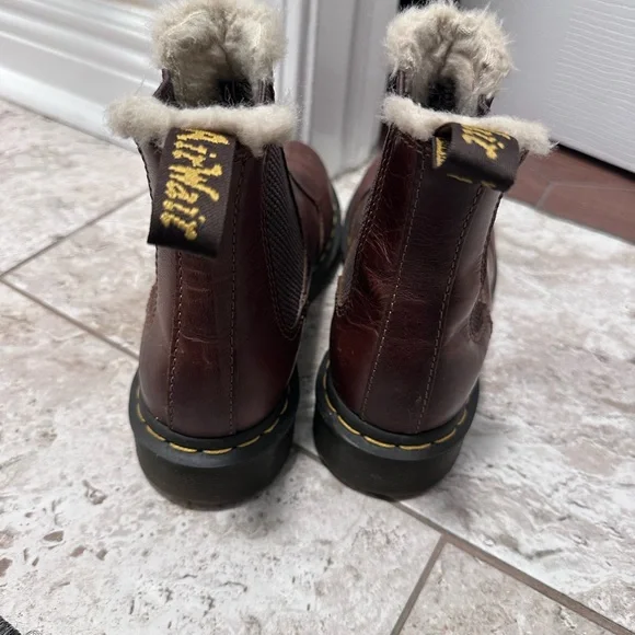 Doc Martens Leonore Chelsea Boots w/faux fur lining - Picture 4 of 7